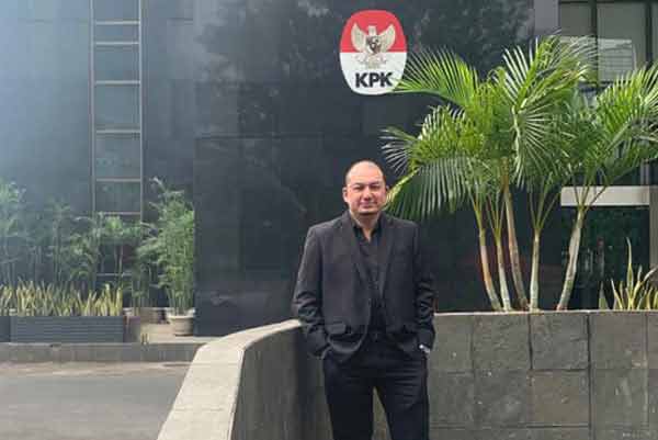 Hr. Jupiter Lalwani vor der Antikorruptionbehörde in Jakarta